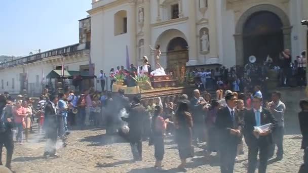 Los participantes de la procesión el Domingo de Pascua — Vídeo de stock