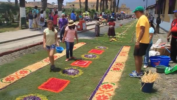 Antigua Guatemala Maart 2016 Mensen Wandeling Langs Decoratieve Pasen Tapijten — Stockvideo