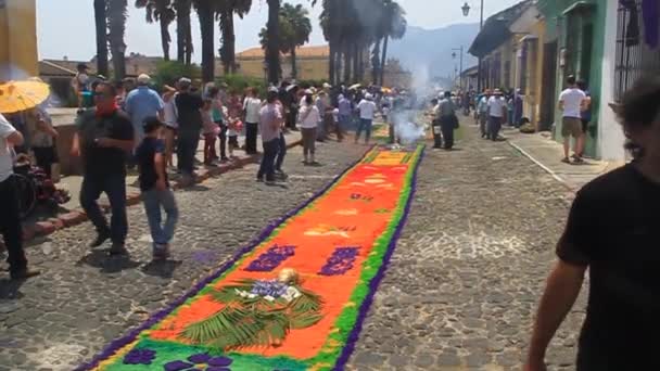 La gente canta e cammina lungo tappeti di Pasqua decorativi — Video Stock