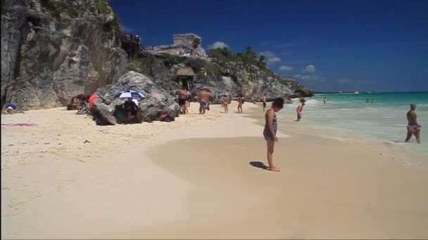 Tulum Mexio Feb 2016 Turistas Playa Bajo Las Ruinas Antigua — Vídeos de Stock