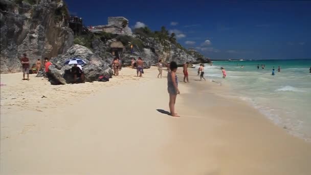Toeristen op het strand onder Tulum — Stockvideo