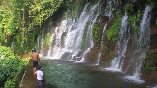 İnsanlar Chorros de la Calera 'da banyo yapıyor. — Stok video