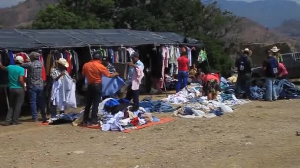 Lokale inheemse mensen op een markt — Stockvideo