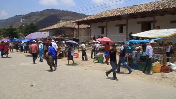 Popolazione indigena locale in un mercato — Video Stock