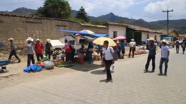 População indígena local em um mercado — Vídeo de Stock