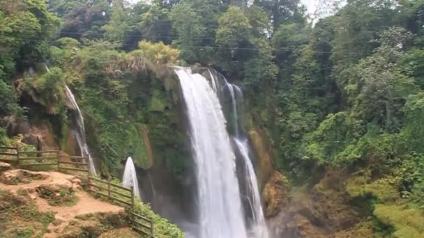 Turista é tirolesa — Vídeo de Stock