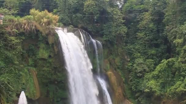 Tourist ist am Reißverschluss — Stockvideo