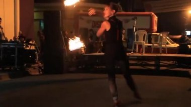 Sanatçı kendi fireshow sırasında