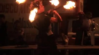 Sanatçı kendi fireshow sırasında