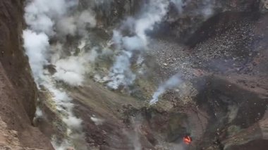 Fumaroles ve Telica volkan içinde erimiş lav