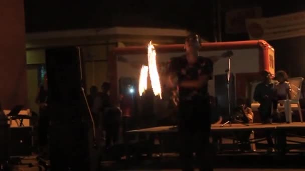 Sanatçı kendi fireshow sırasında — Stok video