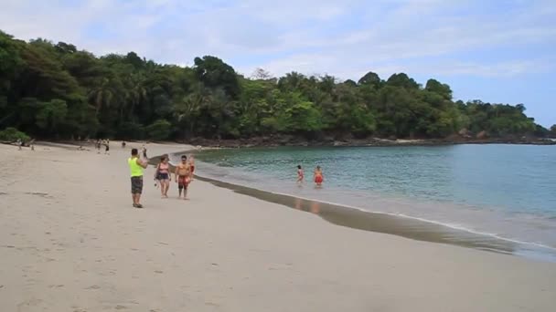 Turistas en una playa — Vídeos de Stock