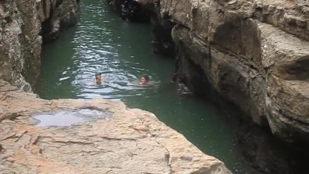 Toeristen zwemmen in Los Cangilones de Gualaca — Stockvideo