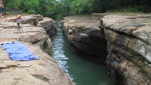 El turista salta en el agua — Vídeos de Stock