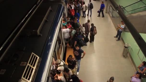 Pessoas esperando por um trem de metrô — Vídeo de Stock