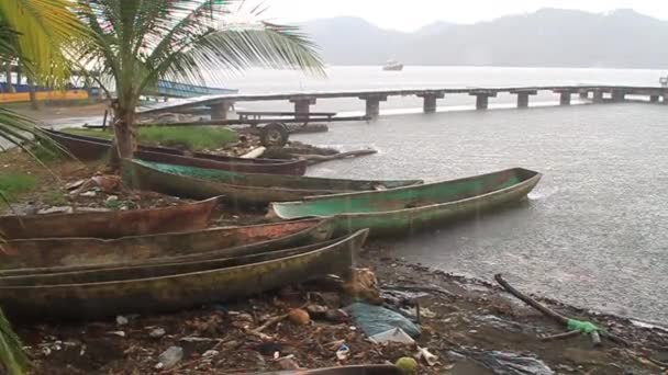 Barcos de pesca en el pueblo de Portobelo — Vídeo de stock