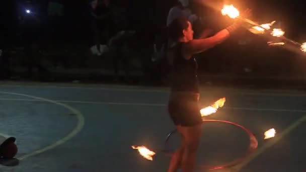 Donna esegue uno spettacolo di fuoco — Video Stock