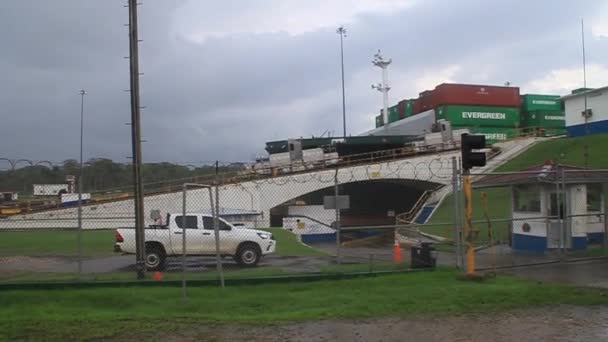 La nave container sta attraversando le chiuse di Gatun. — Video Stock