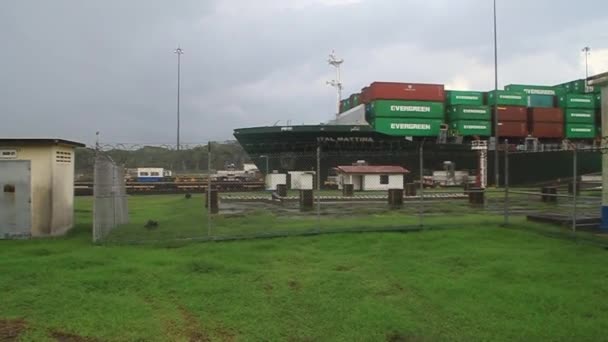 La nave de contenedores está pasando por Gatun Locks. — Vídeos de Stock