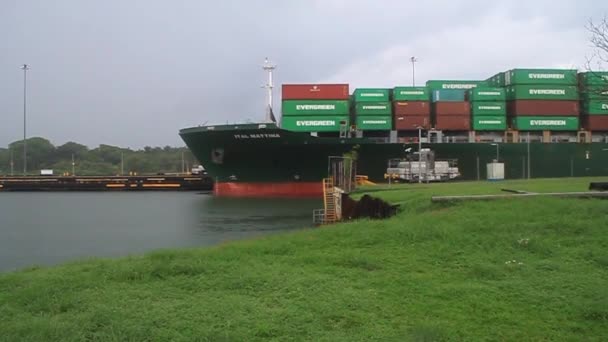 La nave container sta attraversando le chiuse di Gatun. — Video Stock