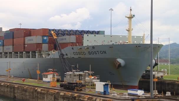 Контейнерный корабль проходит через шлюзы Гатуна. — стоковое видео