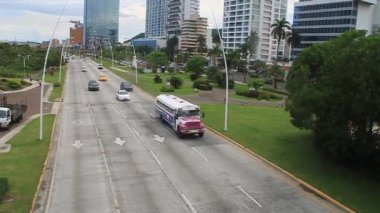 Panama City'deki Balboa Caddesi üzerinde trafik