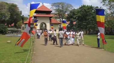 Budist adanmışlar kutsal Tooth Relic Tapınağı ziyaret edin.