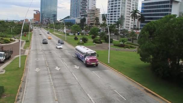 Tráfico en la avenida Balboa en la ciudad de Panamá — Vídeos de Stock