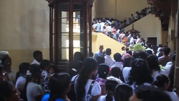 Templo da Relíquia dos Dentes Sagrados durante o feriado da Lua Cheia de Poya — Vídeo de Stock