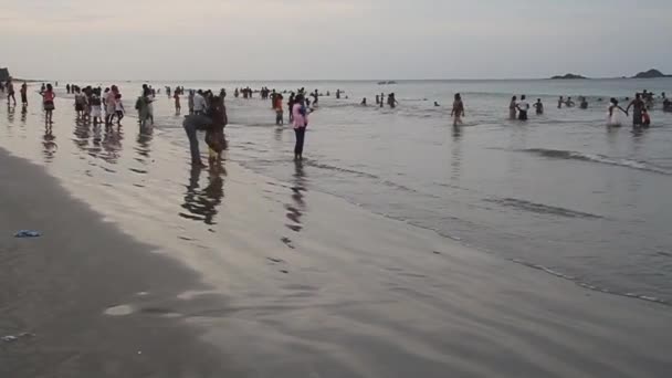 Pessoas locais desfrutam de uma praia — Vídeo de Stock