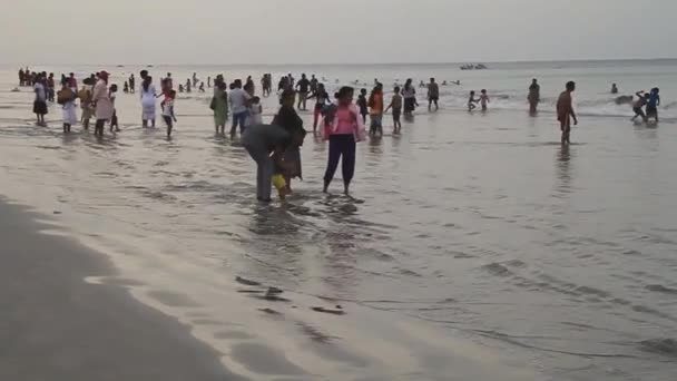 Helyi emberek élvezik a beach — Stock videók