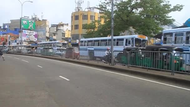 Verkeer op Olcott mawatha straat — Stockvideo