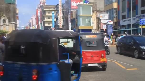 Tráfico en una calle principal en el distrito de Pettah — Vídeos de Stock