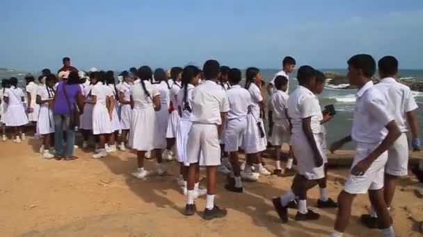 Niños con uniformes escolares — Vídeo de stock