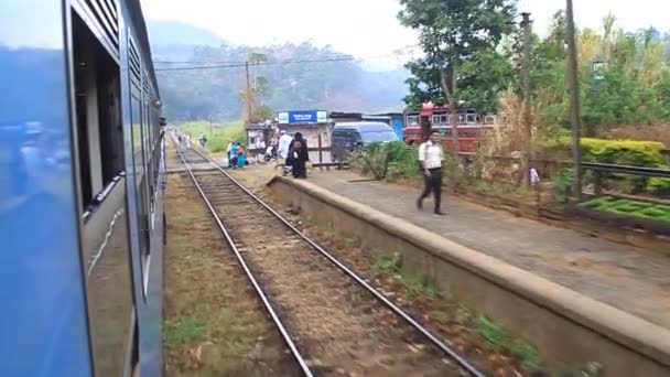 Σιδηροδρομικός Σταθμός στο χωριό Oya τακούνι — Αρχείο Βίντεο