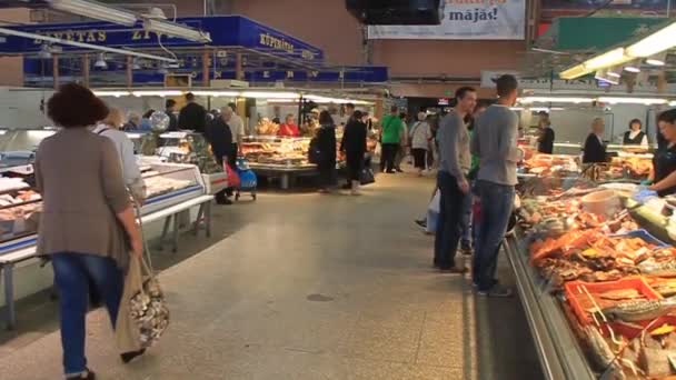 Innenraum des Zentralmarkts von Riga — Stockvideo