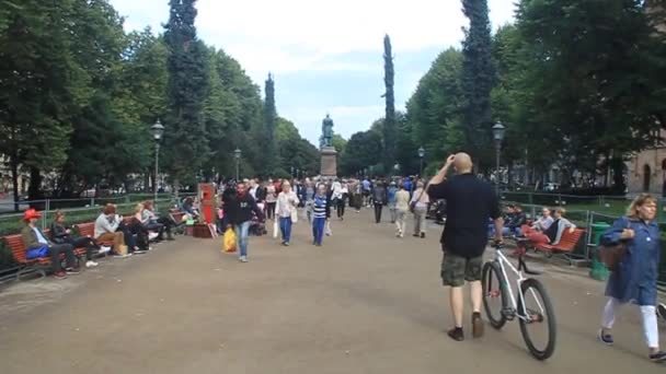 Menschen laufen entlang des esplanadi-Parks in Helsinki — Stockvideo