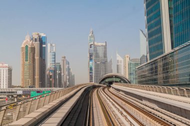 Dubai, Birleşik Arap Emirlikleri - 12 Mart 2017: Yükseltilmiş bir streç Dubai metrosu, Birleşik Arap Emirlikleri, parça