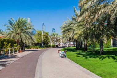 Abu Dhabi, Birleşik Arap Emirlikleri parkta Corniche görünümünü