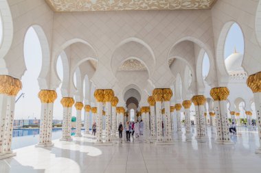 Abu Dhabi, Birleşik Arap Emirlikleri - 9 Şubat 2017: Geçit çevresinde Büyük Sheik Zayed Camisi Abu Dabi, Birleşik Arap Emirlikleri