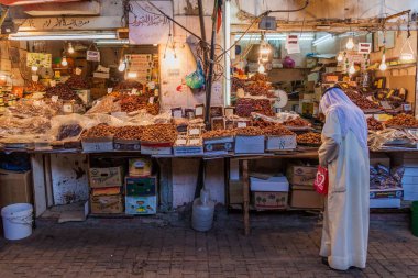 Kuwait City, Kuveyt - 17 Şubat 2017: Bir tarihi durak Kuveyt City Souq (Pazar), yerel adam dükkanlarında.