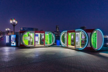Abu Dhabi, Birleşik Arap Emirlikleri - 7 Mart 2017: satış makineleri, Marina Breakwater Abu Dabi, Birleşik Arap Emirlikleri.