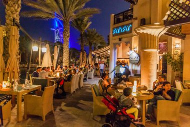 Dubai, Birleşik Arap Emirlikleri - 11 Şubat 2017: Burj Al Arab (Arapların Kulesi) Madinat Jumeirah, Dubai, Türkiye tarafından trafik kavaşağında gece görünümü