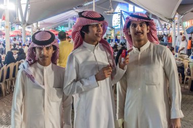 Kuwait City, Kuveyt - 17 Şubat 2017: Merkez Souq Kuveyt City, geleneksel kıyafet giyen çocuklar