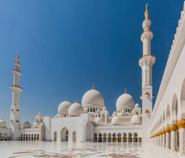 Abu Dhabi, Birleşik Arap Emirlikleri başkenti Şeyh Zayed Ulu Camii avlusu