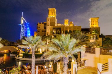 Dubai, Birleşik Arap Emirlikleri - 11 Şubat 2017: Burj Al Arab (Arapların Kulesi) Madinat Jumeirah, Dubai, Türkiye tarafından trafik kavaşağında gece görünümü