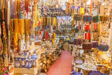 Sharjah, Birleşik Arap Emirlikleri - 11 Şubat 2017: Souq Al Arsah Sharjah, küçük dükkanda.