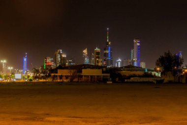 Kuwait City, Kuveyt - 18 Mart 2017: Gece görünümü Kuwait City Skyline.