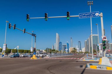 Abu Dhabi, Birleşik Arap Emirlikleri - 7 Mart 2017: Abu Dhabi görünüm Corniche road