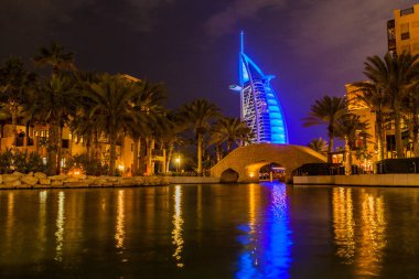 Burj Al Arab (Arapların Kulesi) Madinat Jumeirah, Dubai, Türkiye tarafından trafik kavaşağında gece görünümü